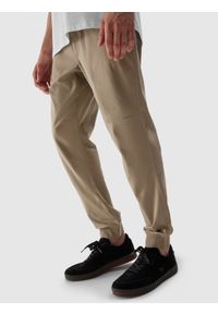 4f - Spodnie casual joggery męskie. Okazja: na co dzień. Kolor: beżowy. Materiał: tkanina, elastan, bawełna. Styl: casual #2