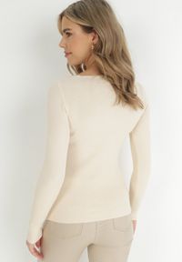 Born2be - Jasnobeżowy Sweter Ampippe. Kolor: beżowy. Materiał: dzianina, prążkowany. Długość rękawa: długi rękaw. Długość: długie. Wzór: jednolity, aplikacja