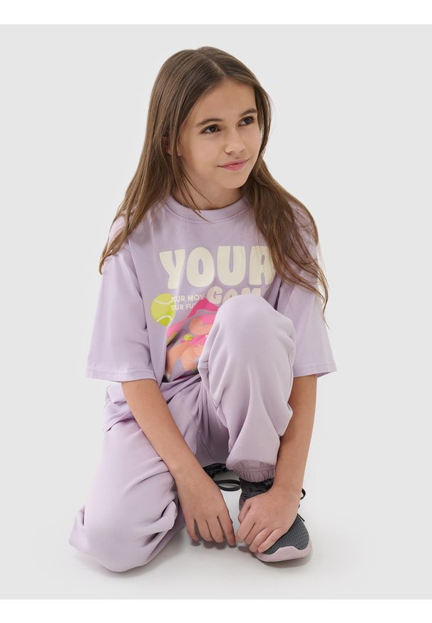 4f - 4F T-shirt oversize z nadrukiem dziewczęcy - fioletowy 140 (9-10 lat). Okazja: na co dzień. Kolor: fioletowy. Materiał: jersey, dzianina, bawełna. Długość rękawa: krótki rękaw. Długość: krótkie. Wzór: nadruk. Sezon: lato. Styl: casual, sportowy, klasyczny