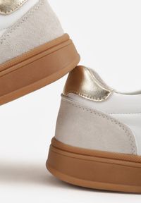 Renee - Białe Sneakersy ze Skóry Naturalnej z Geometrycznym Wzorem Zetisius. Okazja: na co dzień. Kolor: biały. Materiał: skóra. Wzór: geometria #6