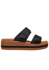 Klapki Crocs Brooklyn Woven Buckle Low Wedge 209978-001 - czarne. Kolor: czarny. Materiał: materiał. Wzór: paski. Sezon: lato. Obcas: na platformie. Styl: klasyczny #1