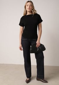 Born2be - Czarny Bawełniany T-shirt z Marszczeniem w Talii i Dekoltem w Łódkę Savorith. Okazja: na co dzień, na spotkanie biznesowe, do pracy. Kolor: czarny. Materiał: bawełna. Styl: casual, biznesowy, elegancki #5