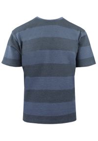 Dzianinowy T-Shirt Męski - Brave Soul - Odcienie Niebieskiego. Okazja: na co dzień. Kolor: niebieski. Materiał: bawełna, poliester. Wzór: prążki, paski. Sezon: wiosna, lato. Styl: casual #1