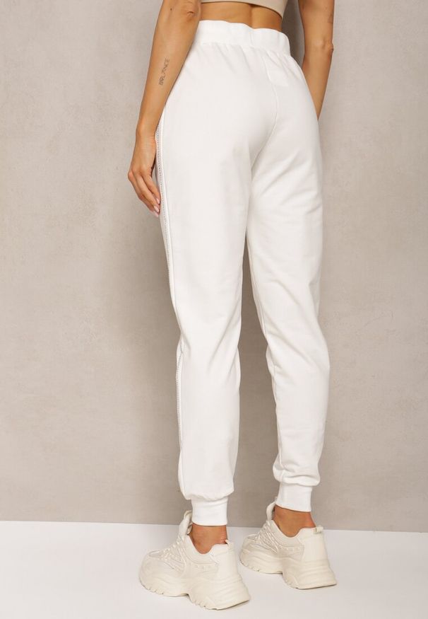 Renee - Białe Dresowe Spodnie High Waist z Błyszczącym Sznurkiem w Pasie Darciasa. Okazja: na co dzień. Stan: podwyższony. Kolor: biały. Materiał: dresówka. Styl: casual