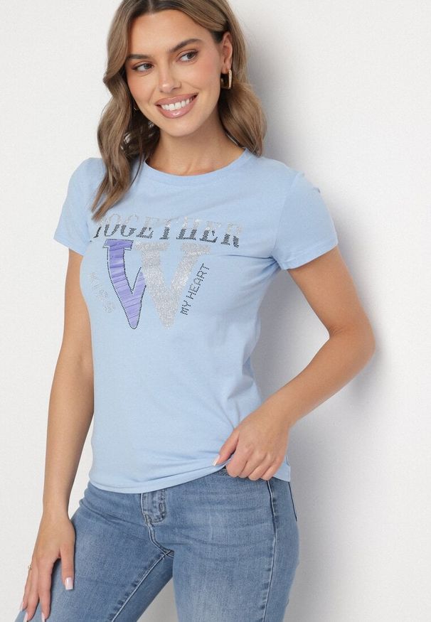 Born2be - Jasnoniebieski T-shirt z Bawełny Ozdobiony Napisem i Cyrkoniami Raltebis. Okazja: na co dzień. Kolor: niebieski. Materiał: bawełna. Wzór: napisy, aplikacja. Sezon: lato, wiosna. Styl: casual, klasyczny