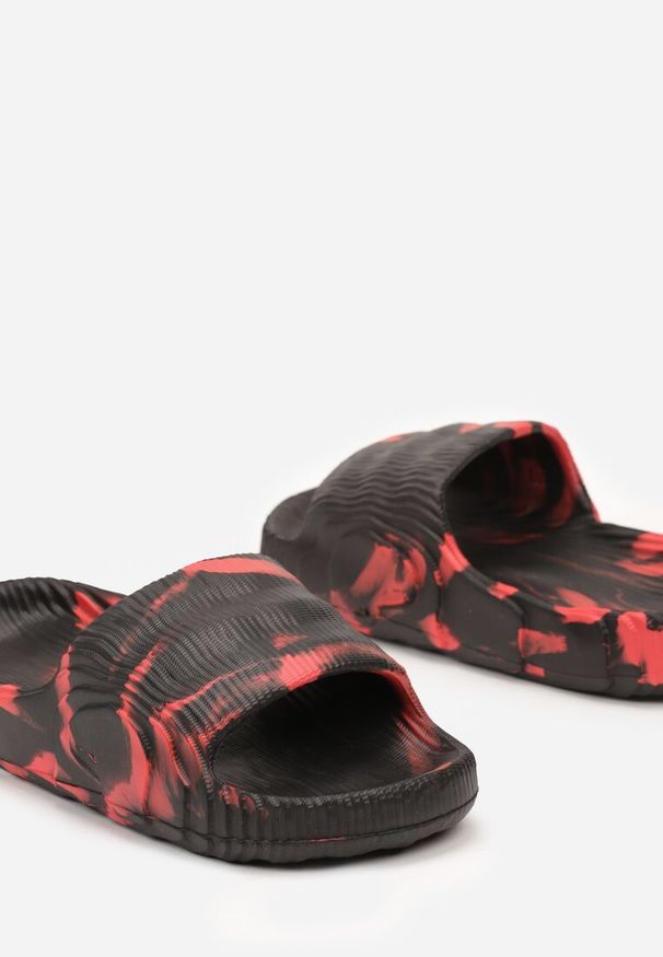 Renee - Czarno-Czerwone Klapki Typu Tie-Dye na Płaskiej Podeszwie z Pianki Tessane. Okazja: na spacer, na imprezę. Kolor: czarny. Materiał: bawełna. Sezon: lato. Obcas: na płaskiej podeszwie. Styl: elegancki