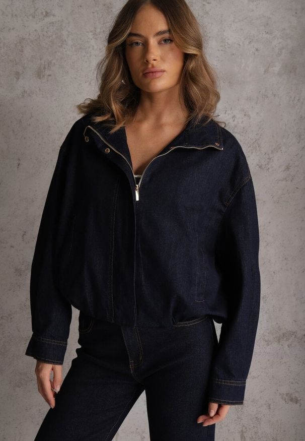 Renee - Granatowa Przejściowa Kurtka Jeansowa Balloon z Bawełny z Kołnierzykiem Abijena. Kolor: niebieski. Materiał: bawełna, jeans. Wzór: koronka. Styl: elegancki, wizytowy