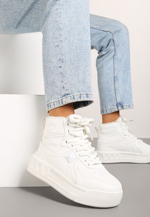 Born2be - Białe Sneakersy za Kostkę z Futrzaną Wyściółką Emindria. Okazja: na co dzień. Wysokość cholewki: za kostkę. Kolor: biały. Materiał: futro