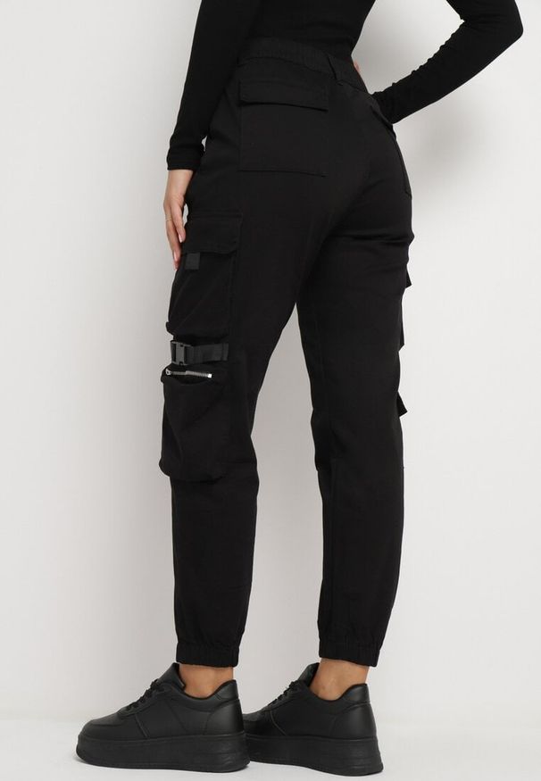 Born2be - Czarne Spodnie Cargo z Elastycznej Bawełny Irilene. Okazja: na co dzień. Kolor: czarny. Materiał: bawełna. Styl: casual, elegancki