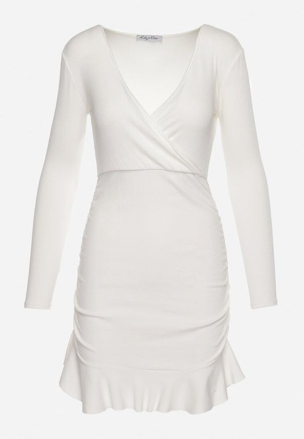 Born2be - Biała Wiskozowa Sukienka z Kopertowym Dekoltem z Lekką Falbanką Pastaria. Okazja: na co dzień. Kolor: biały. Materiał: wiskoza. Długość rękawa: długi rękaw. Typ sukienki: kopertowe. Styl: wizytowy, casual