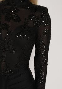 Born2be - Czarna Cekinowa Sukienka Wieczorowa z Półgolfem i Trenem Eylnore. Okazja: na imprezę. Kolor: czarny. Wzór: aplikacja. Styl: wizytowy #6