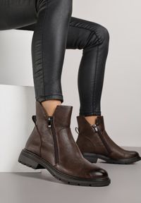 Born2be - Brązowe Asymetryczne Botki Zdobione Suwakiem i Wycięciami w Cholewce Balles. Okazja: na imprezę, na co dzień. Kolor: brązowy. Materiał: jeans. Szerokość cholewki: normalna. Wzór: aplikacja. Obcas: na obcasie. Styl: elegancki, casual, klasyczny. Wysokość obcasa: średni