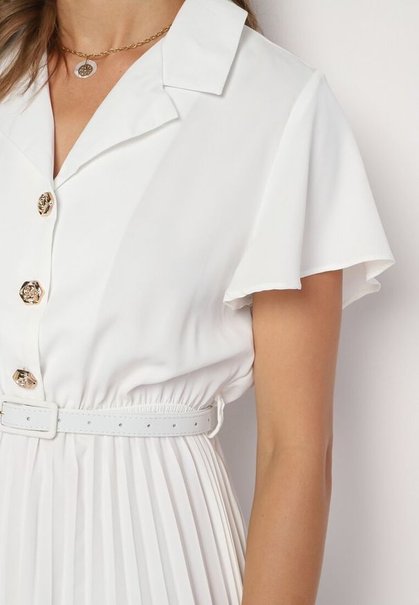 Born2be - Biała Rozkloszowana Sukienka z Plisowanym Dołem Paskiem Gumką w Talii i Guzikami Nelvine. Okazja: na co dzień. Kolor: biały. Materiał: jeans. Długość rękawa: krótki rękaw. Styl: casual