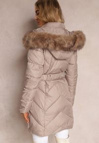 Renee - Beżowa Długa Pikowana Kurtka w Stylu Parki z Troczkiem w Pasie i Sztucznym Futerkiem Abelasa. Kolor: beżowy. Materiał: futro. Długość: długie. Wzór: aplikacja