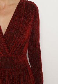 Born2be - Bordowa Taliowana Sukienka z Wiskozą o Rozkloszowanym Kroju Zdobiona Metaliczną Nicią Mesinae. Okazja: na spotkanie biznesowe, do pracy. Typ kołnierza: dekolt w kształcie V. Kolor: czerwony. Materiał: wiskoza. Długość rękawa: długi rękaw. Wzór: aplikacja. Typ sukienki: rozkloszowane. Styl: biznesowy, elegancki, glamour, wizytowy #2