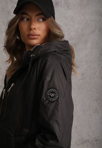 Renee - Czarna Długa Kurtka Parka Pikowana z Kapturem Ozdobiona Aplikacją Rossea. Okazja: na co dzień. Typ kołnierza: kaptur. Kolor: czarny. Materiał: poliester, jeans. Długość: długie. Wzór: aplikacja. Styl: casual, street #8