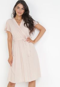 Born2be - Beżowa Sukienka z Wiskozy i Wiązanym Paskiem Gariela. Kolor: beżowy. Materiał: wiskoza. Typ sukienki: kopertowe #1