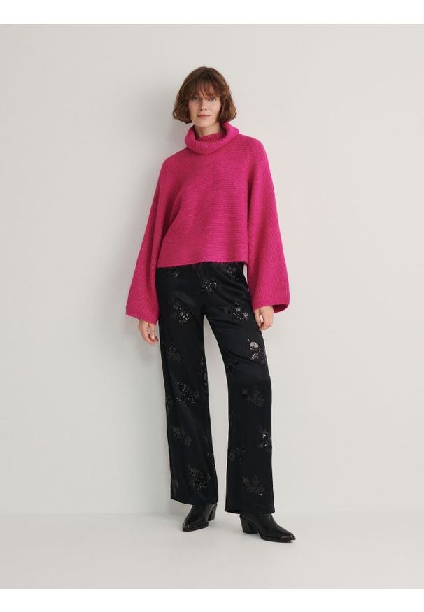 Reserved - Sweter z golfem - fuksja. Typ kołnierza: golf. Kolor: różowy. Materiał: dzianina