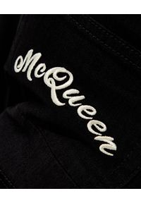 Alexander McQueen - ALEXANDER MCQUEEN - Czarne jeansy z logo. Kolor: czarny #6