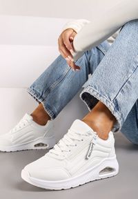 Renee - Białe Sneakersy na Platformie z Przezroczystą Wstawką i Suwakiem z Napisami Valentinae. Okazja: na co dzień. Kolor: biały. Materiał: jeans. Wzór: napisy. Obcas: na platformie. Wysokość obcasa: średni