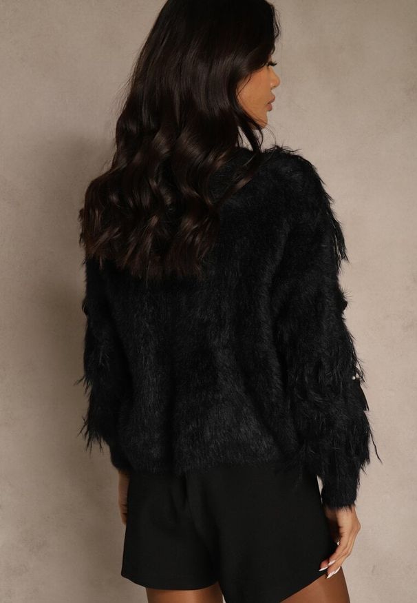 Renee - Czarny Kardigan w Eleganckim Stylu z Imitacją Piór i Perłowymi Guzikami Nessea. Kolor: czarny. Materiał: jeans, satyna. Styl: elegancki