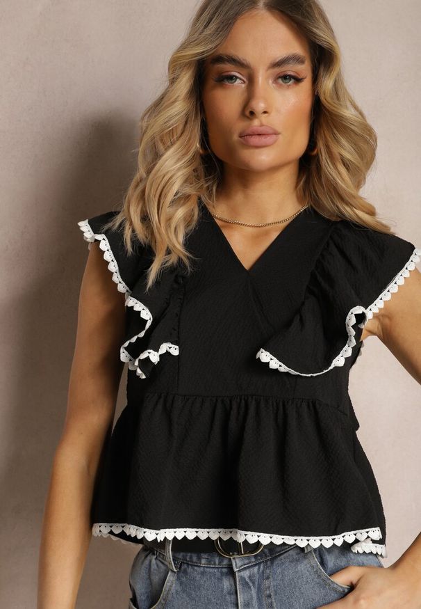 Renee - Czarna Elegancka Bluzka Ozdobiona przy Ramionach Falbanką Gimemia. Kolor: czarny. Wzór: aplikacja. Styl: elegancki
