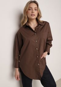 Born2be - Brązowa Bawełniana Koszula Oversize z Biżuteryjnymi Guzikami Adrearina. Okazja: na co dzień. Typ kołnierza: kołnierzyk klasyczny. Kolor: brązowy. Materiał: bawełna. Długość: długie. Wzór: gładki. Styl: casual, klasyczny #7