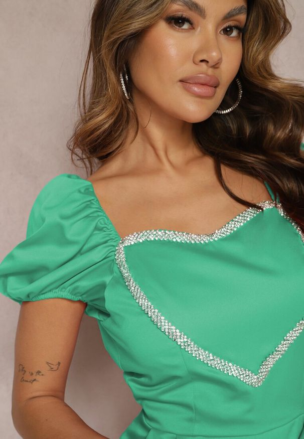 Renee - Zielony Kombinezon Krótki z Opadającymi Rękawami i z Serduszkiem z Cyrkonii Yelara. Okazja: na randkę, na imprezę. Kolor: zielony. Długość: krótkie. Sezon: lato. Styl: elegancki