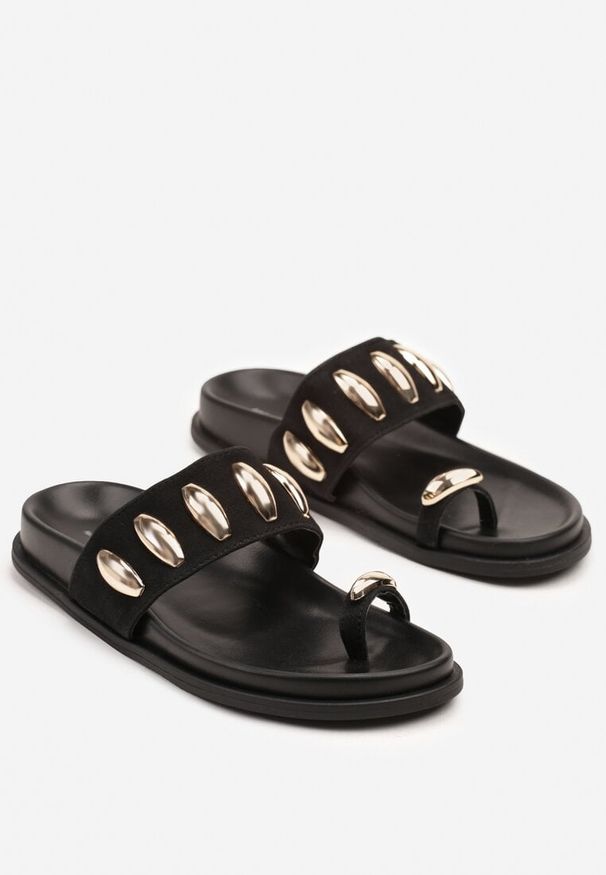 Born2be - Czarne Klapki w Stylu Japonek Ozdobione Metalicznymi Aplikacjami Senlira. Okazja: na co dzień. Kolor: czarny. Materiał: jeans. Wzór: aplikacja. Sezon: lato. Obcas: na płaskiej podeszwie. Styl: casual