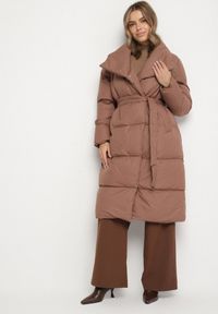 Born2be - Jasnobrązowa Kurtka Płaszcz Zapinana na Napy Ukryte pod Plisą z Kieszeniami i Paskiem Ritallas. Typ kołnierza: kołnierzyk stójkowy. Kolor: brązowy. Materiał: materiał. Długość: długie. Sezon: zima #1