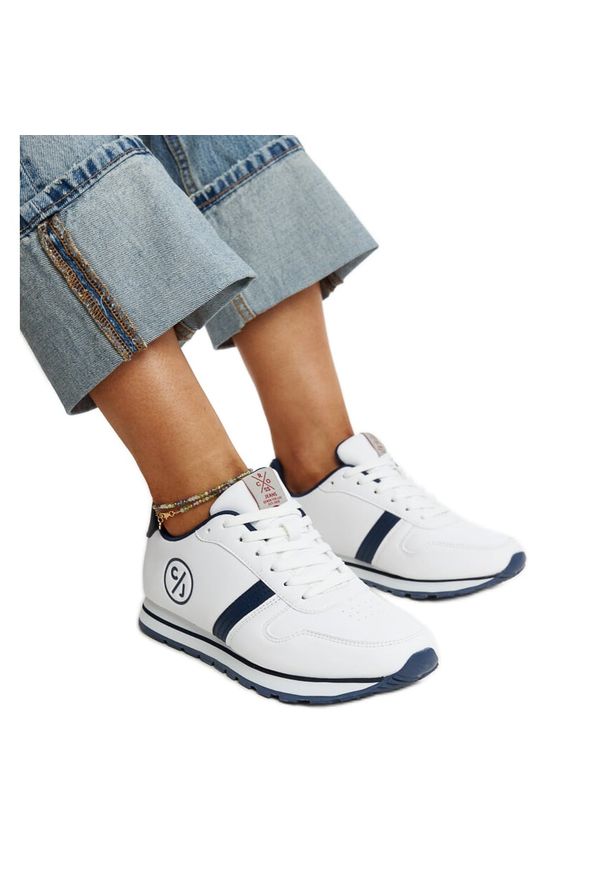 Biało-granatowe sneakersy damskie Cross Jeans białe. Nosek buta: okrągły. Kolor: biały. Materiał: guma