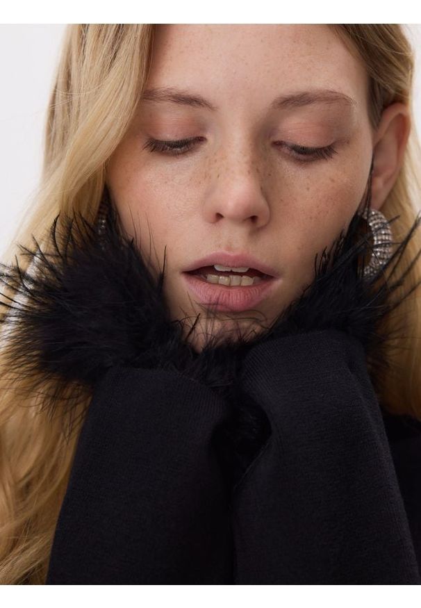 Reserved - Sweter z piórami - czarny. Kolor: czarny. Materiał: dzianina, wełna