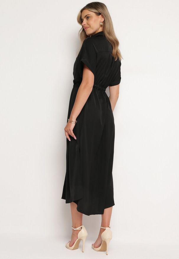 Born2be - Czarna Koszulowa Sukienka z Krótkim Rękawem Zapinana na Guziki z Materiałowym Paskiem Piantia. Okazja: na imprezę, na co dzień. Kolor: czarny. Materiał: materiał. Długość rękawa: krótki rękaw. Sezon: wiosna, lato. Typ sukienki: koszulowe. Styl: elegancki, casual