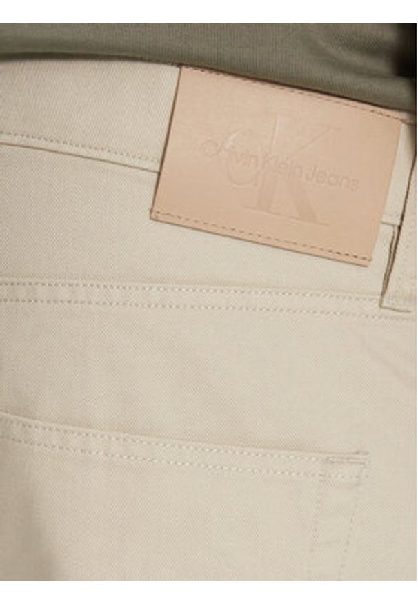 Calvin Klein Jeans Spodnie materiałowe J30J326263 Beżowy Straight Fit. Kolor: beżowy. Materiał: bawełna