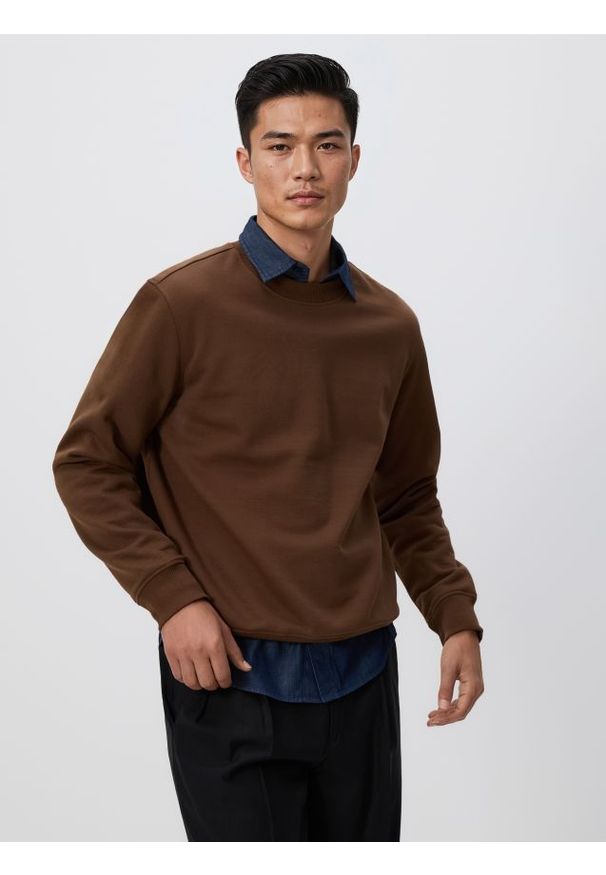 Reserved - Gładka bluza z bawełną - brązowy. Kolor: brązowy. Materiał: bawełna. Wzór: gładki