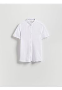 Reserved - Koszula super slim fit ze stójką - biały. Typ kołnierza: kołnierzyk stójkowy. Kolor: biały. Materiał: bawełna, dzianina
