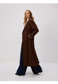 Reserved - Sztruksowy trencz z paskiem - ciemnobrązowy. Kolor: brązowy. Materiał: sztruks #1