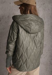 Renee - Zielona Pikowana Kurtka z Kapturem z Materiałem na Rękawach Grigoria. Okazja: na co dzień. Typ kołnierza: kaptur. Kolor: zielony. Materiał: materiał. Długość rękawa: długi rękaw. Styl: casual, elegancki #4