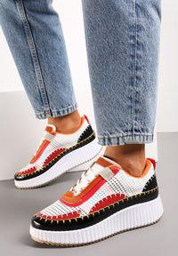 Renee - Biało-Pomarańczowe Sneakersy na Platformie Ozdobione Nitami i Patchworkowymi Wstawkami Jeneria. Kolor: biały. Wzór: aplikacja. Obcas: na platformie #5