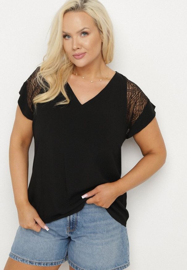 Born2be - Czarna Bluzka z Wiskozy z Przezroczystymi Wstawkami Zelauri. Okazja: na co dzień. Kolor: czarny. Materiał: wiskoza. Styl: elegancki, casual