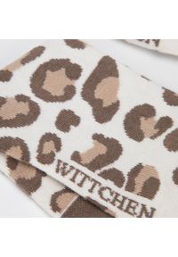 Wittchen - Damskie skarpetki w cętki brązowo-beżowe. Kolor: beżowy, brązowy, wielokolorowy. Materiał: bawełna. Wzór: nadruk, motyw zwierzęcy