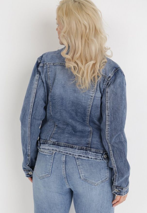 Born2be - Niebieska Kurtka Jeansowa Asoona. Kolekcja: plus size. Kolor: niebieski. Materiał: jeans. Długość rękawa: długi rękaw. Długość: krótkie. Wzór: aplikacja