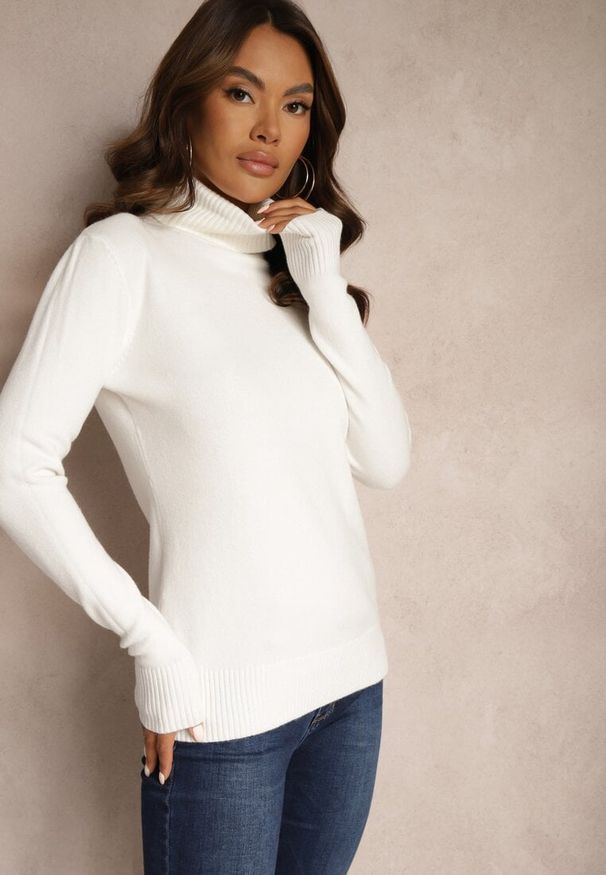Renee - Biały Golf Sweter o Dopasowanym Kroju z Kaszmirem Zairith. Okazja: na spotkanie biznesowe, do pracy, na co dzień, na spacer. Typ kołnierza: golf. Kolor: biały. Materiał: kaszmir. Wzór: aplikacja. Styl: klasyczny, biznesowy, casual, elegancki