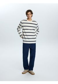 Reserved - Longsleeve regular w paski - złamana biel. Materiał: bawełna, dzianina. Długość rękawa: długi rękaw. Wzór: paski