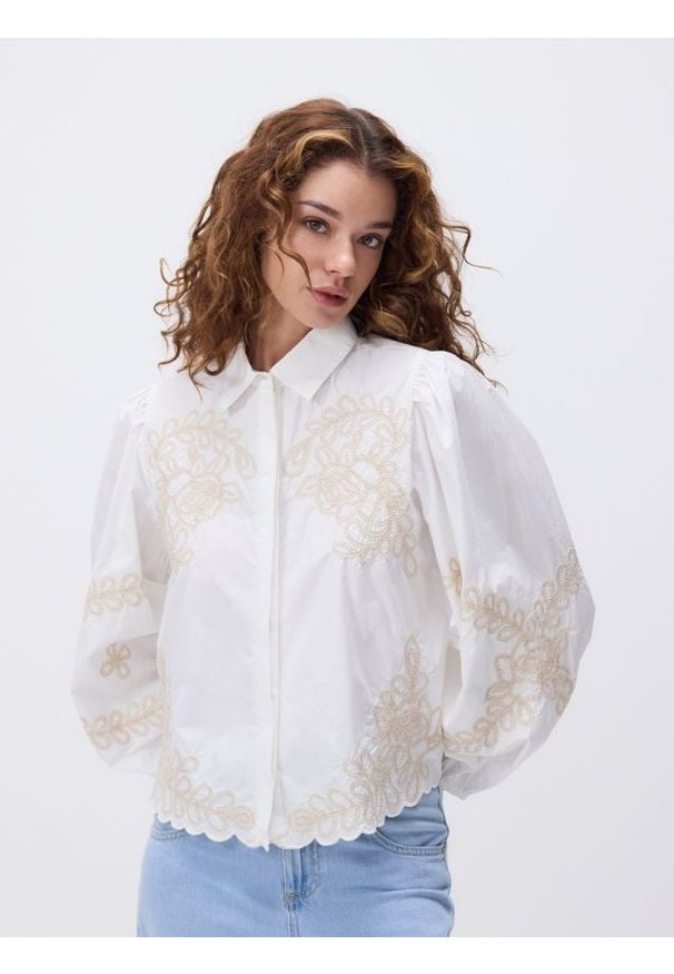 Reserved - Bawełniana koszula z haftem - biały. Kolor: biały. Materiał: bawełna. Wzór: haft