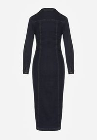 Renee - Granatowa Taliowana Sukienka Jeansowa o Koszulowym Fasonie Nezavia. Kolor: niebieski. Materiał: jeans. Typ sukienki: koszulowe. Styl: elegancki. Długość: midi #5