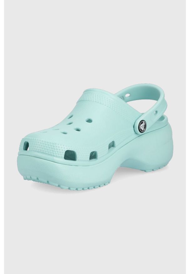 Crocs klapki damskie kolor turkusowy na platformie. Kolor: turkusowy. Materiał: materiał. Wzór: gładki. Obcas: na platformie