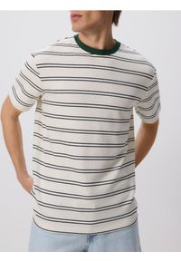 Reserved - T-shirt comfort w paski - biały. Kolor: biały. Materiał: dzianina, bawełna. Wzór: paski