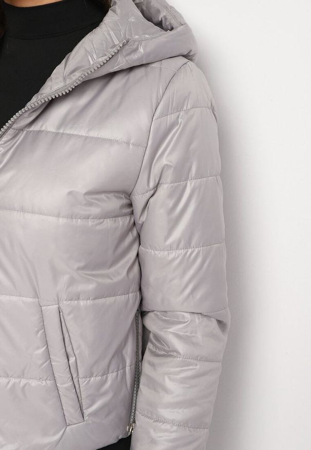 Born2be - Jasnoszara Pikowana Kurtka z Kapturem Terishia. Okazja: na co dzień. Typ kołnierza: kaptur. Kolor: szary. Materiał: jeans. Długość rękawa: długi rękaw. Długość: długie. Sezon: wiosna. Styl: casual, elegancki