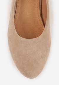 Born2be - Ciemnobeżowe Czółenka Vices ze Skórzaną Wkładką na Biżuteryjnym Słupku Naivine. Okazja: na co dzień. Kolor: beżowy. Materiał: skóra. Wzór: aplikacja, kwiaty. Obcas: na słupku. Styl: casual, elegancki. Wysokość obcasa: średni #2